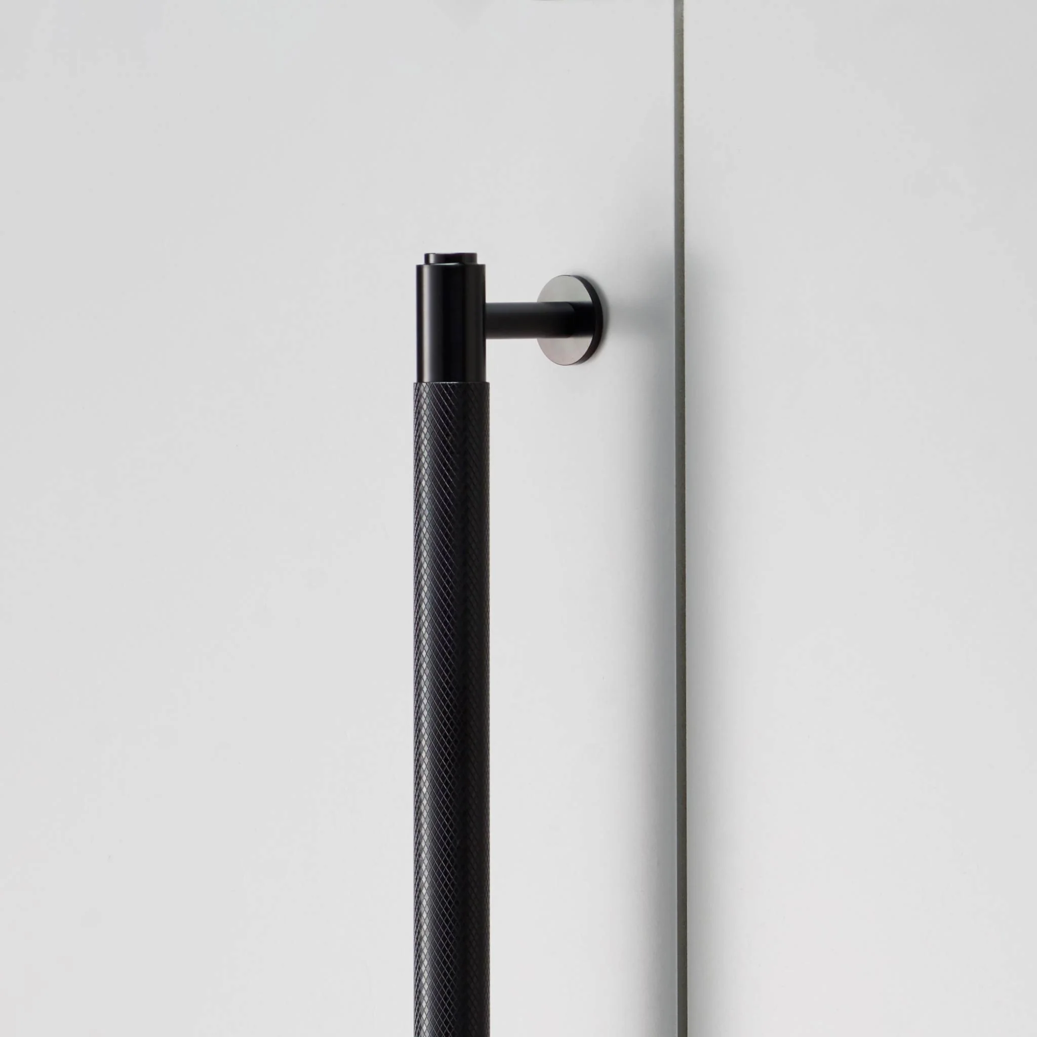 CLOSET Closet Bar in Black Anodised Metal with Cross Knurl