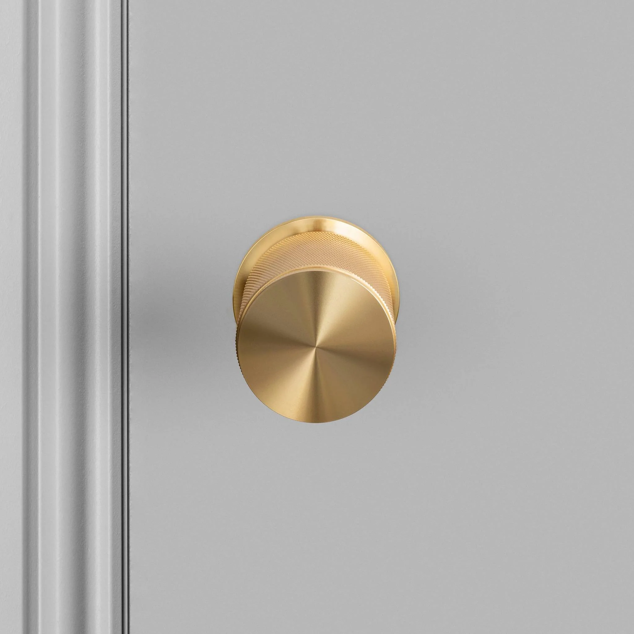 Cross-Knurl Door Knob Set i solid metall, säljs som par