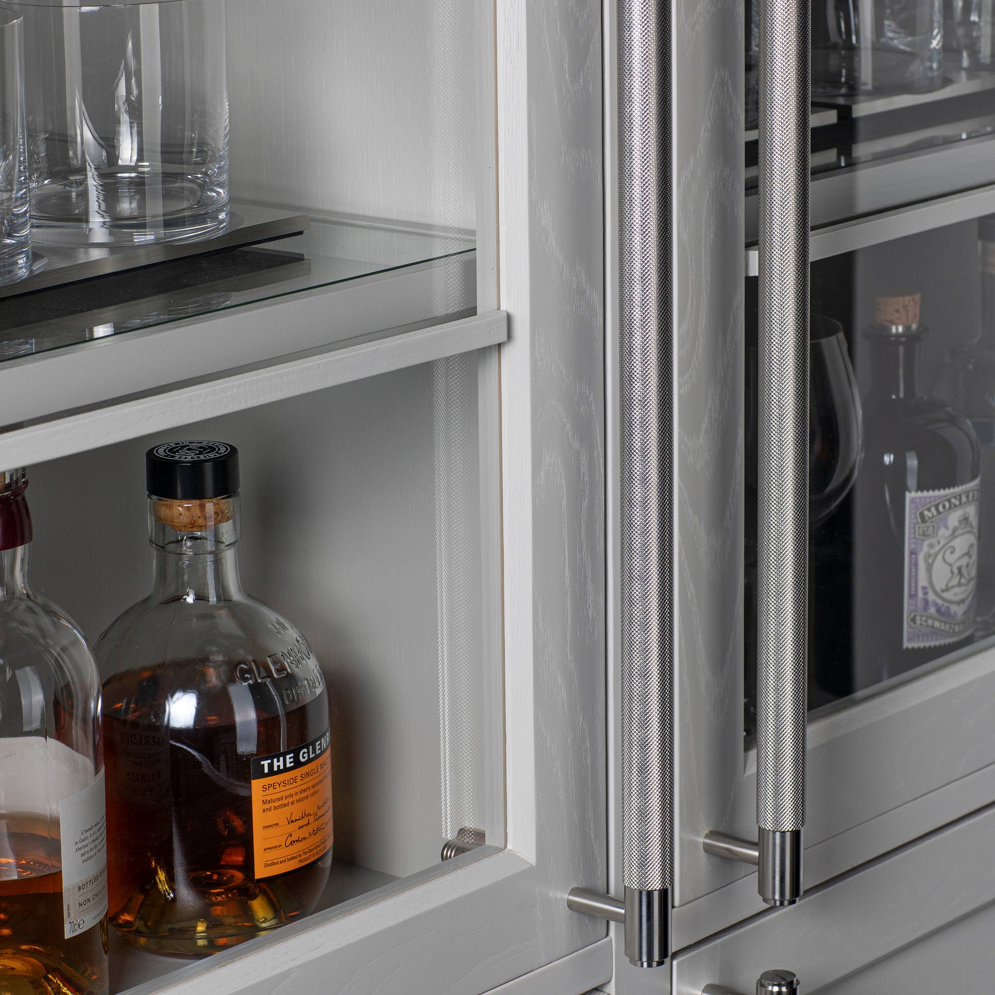 CLOSET Closet Bar in Black Anodised Metal with Cross Knurl
