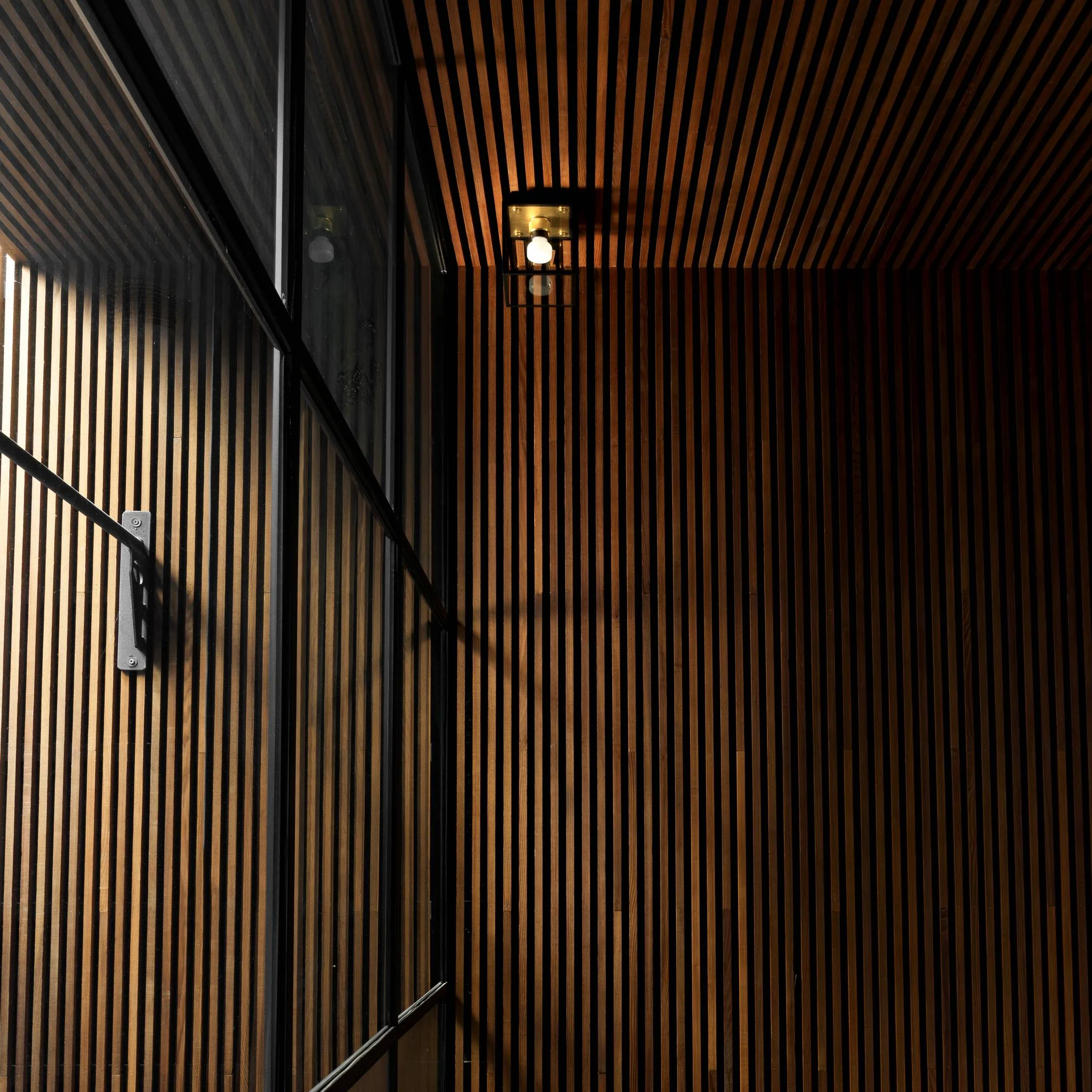 CAGED WET / CEILING / CROSS / SMALL Matt svart takpendel
