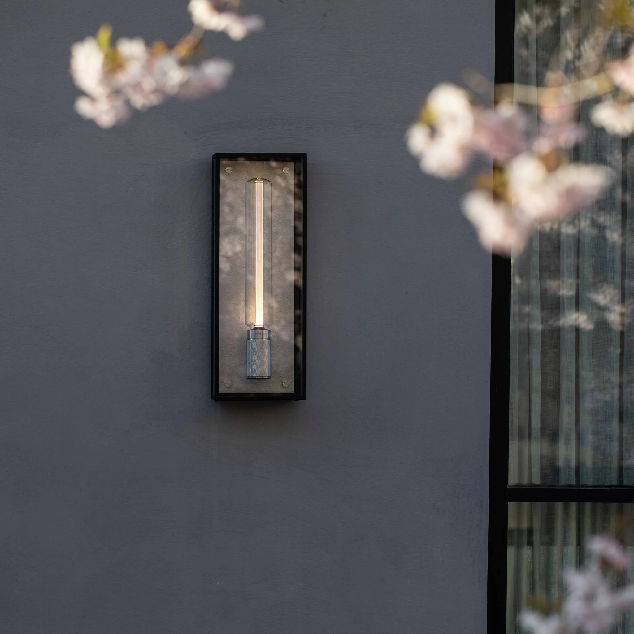 Caged Wet wandlamp Cross groot in zes metaalafwerkingen