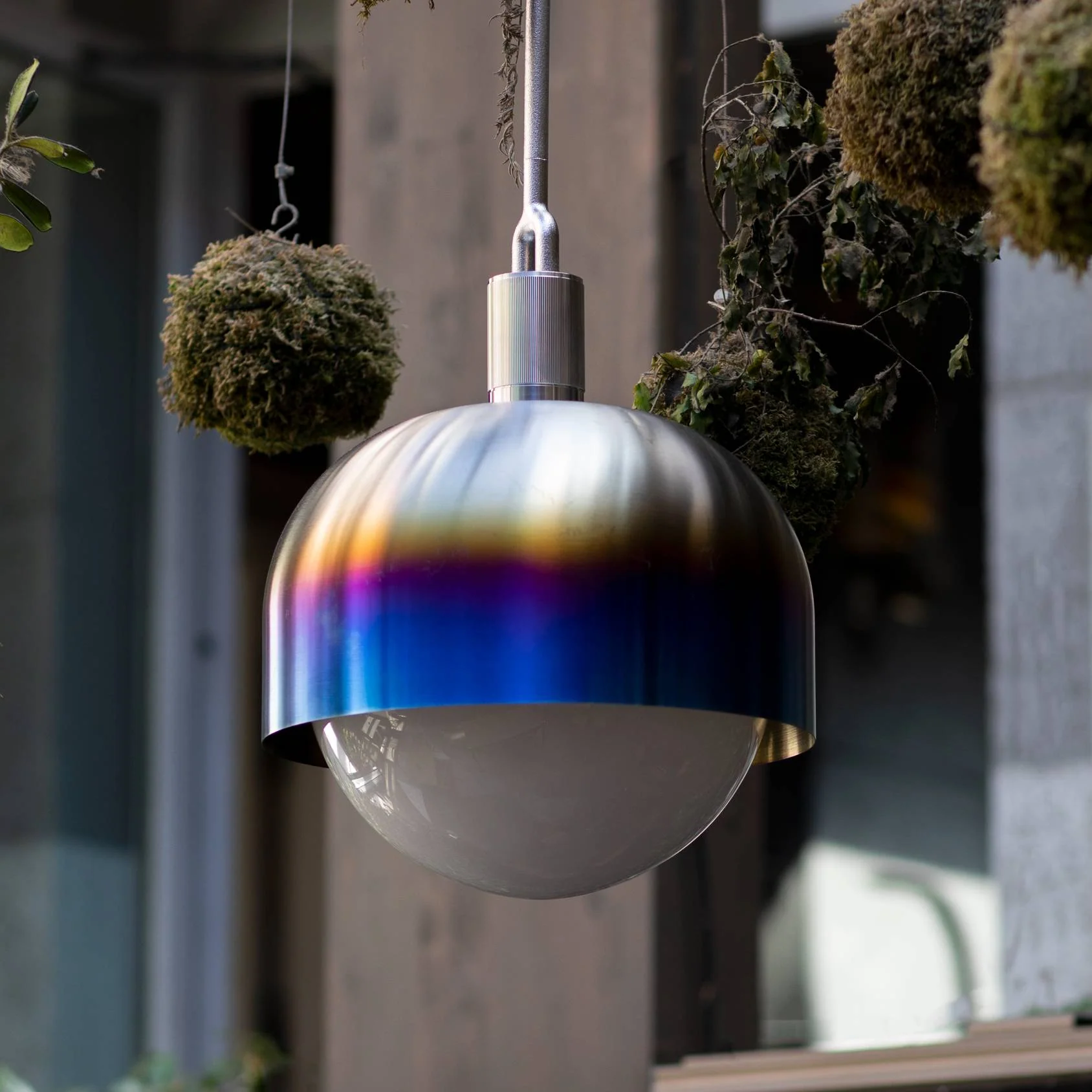 Lampada a sospensione lineare con paralume e globo in vetro opale, grande
