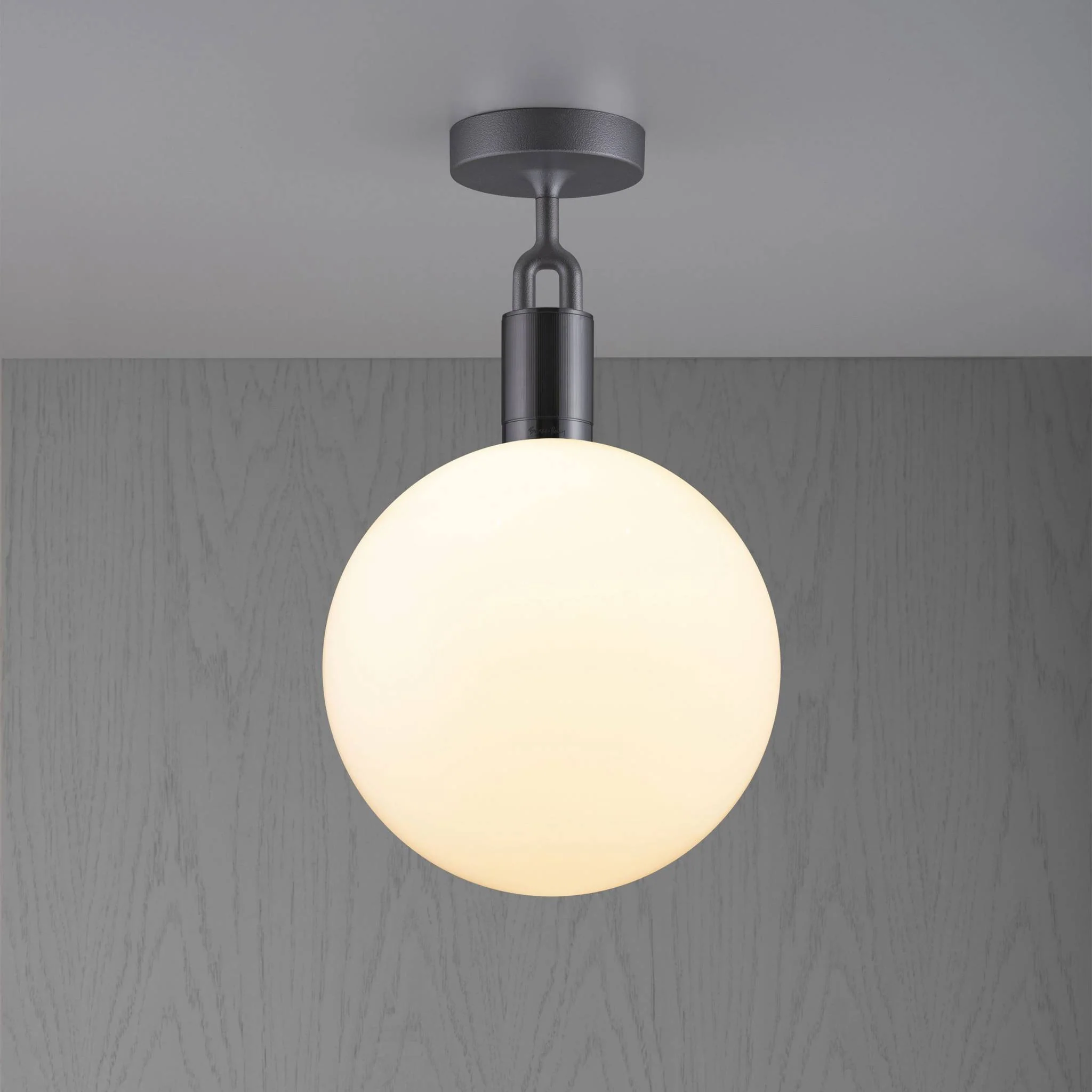 Plafonnier FORKED CEILING LINEAR avec grand globe opale