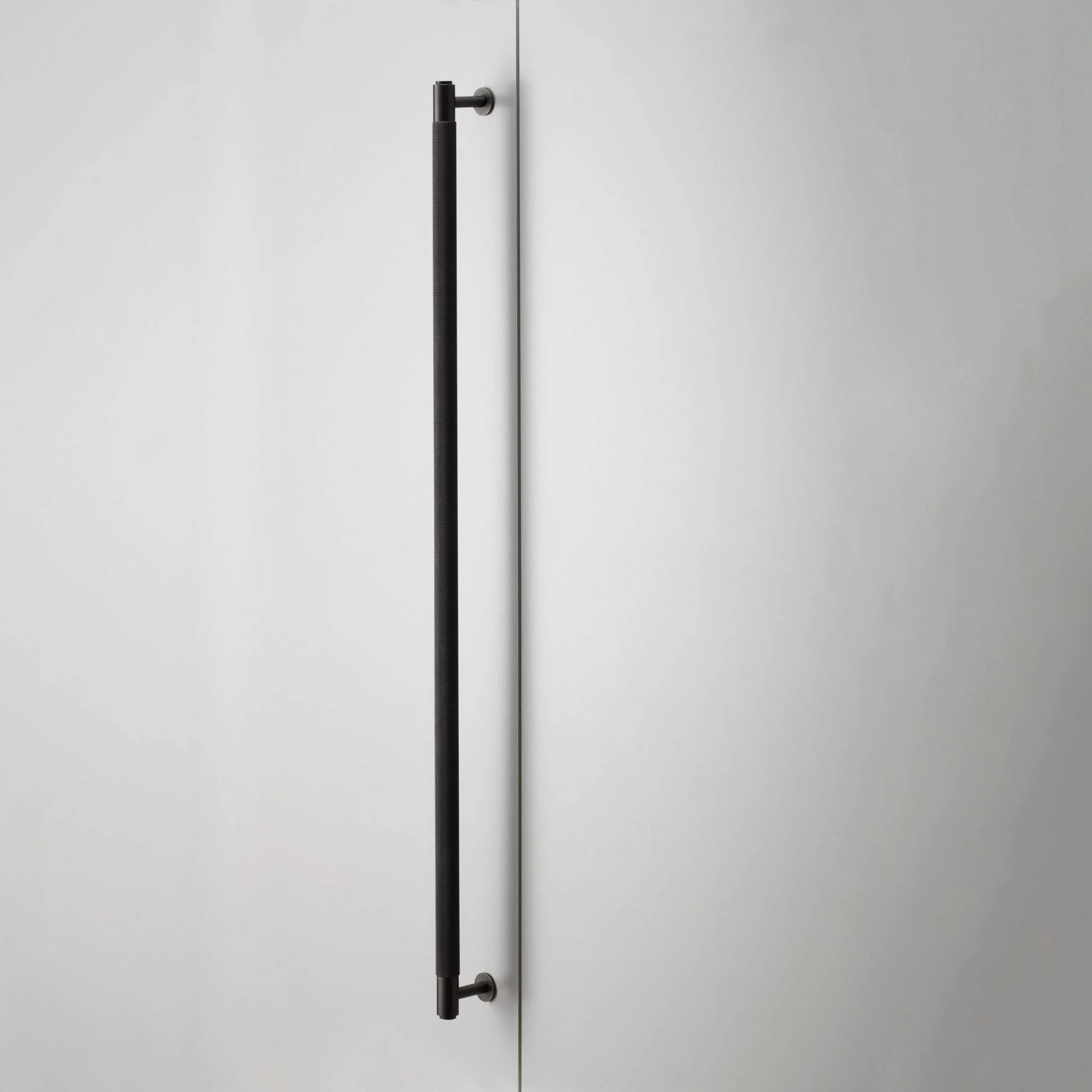 CLOSET Closet Bar in Black Anodised Metal with Cross Knurl