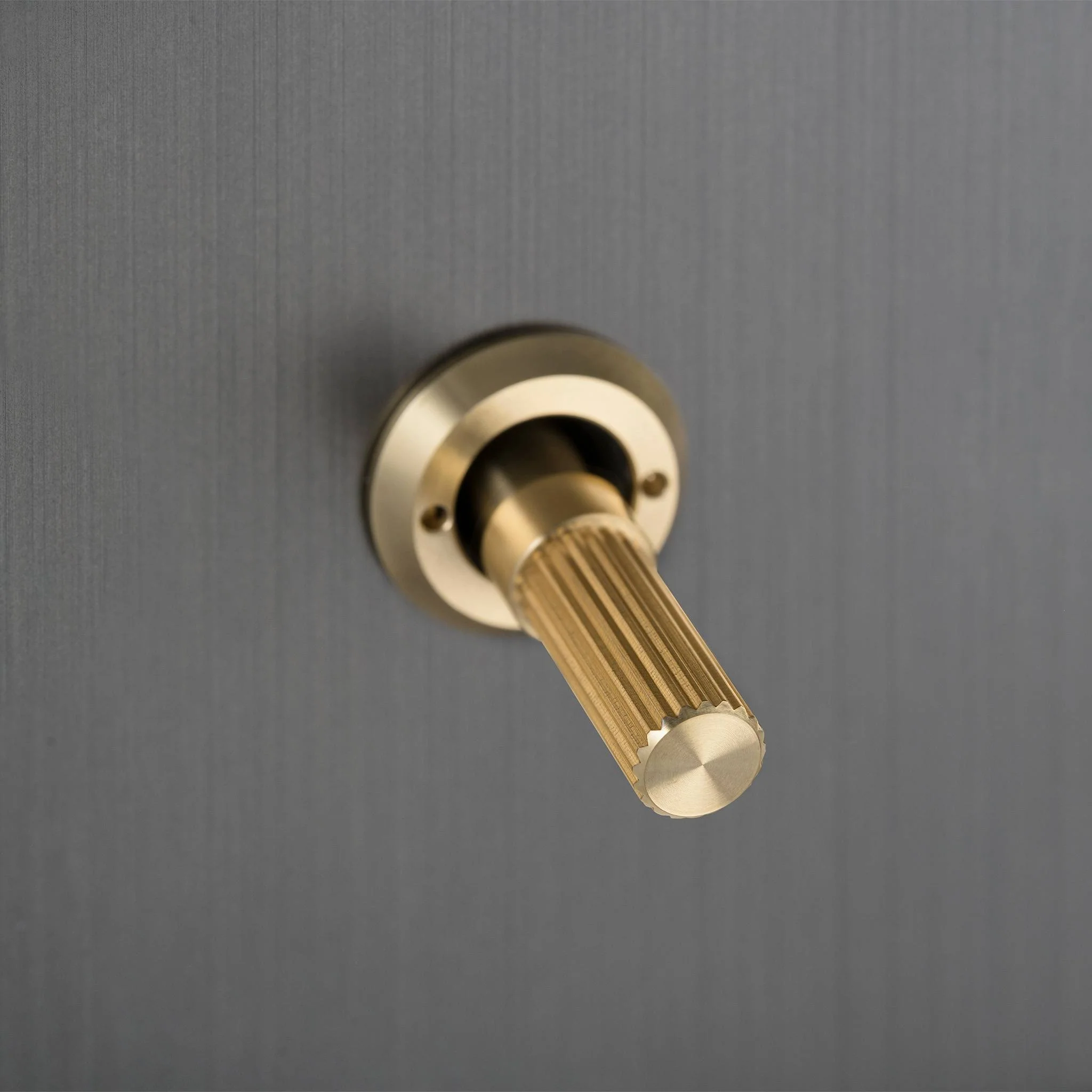 3G TOGGLE / 2-WAY / LINEAR / SMOKED BRONZE Smoked Bronze 2G Toggle Switch