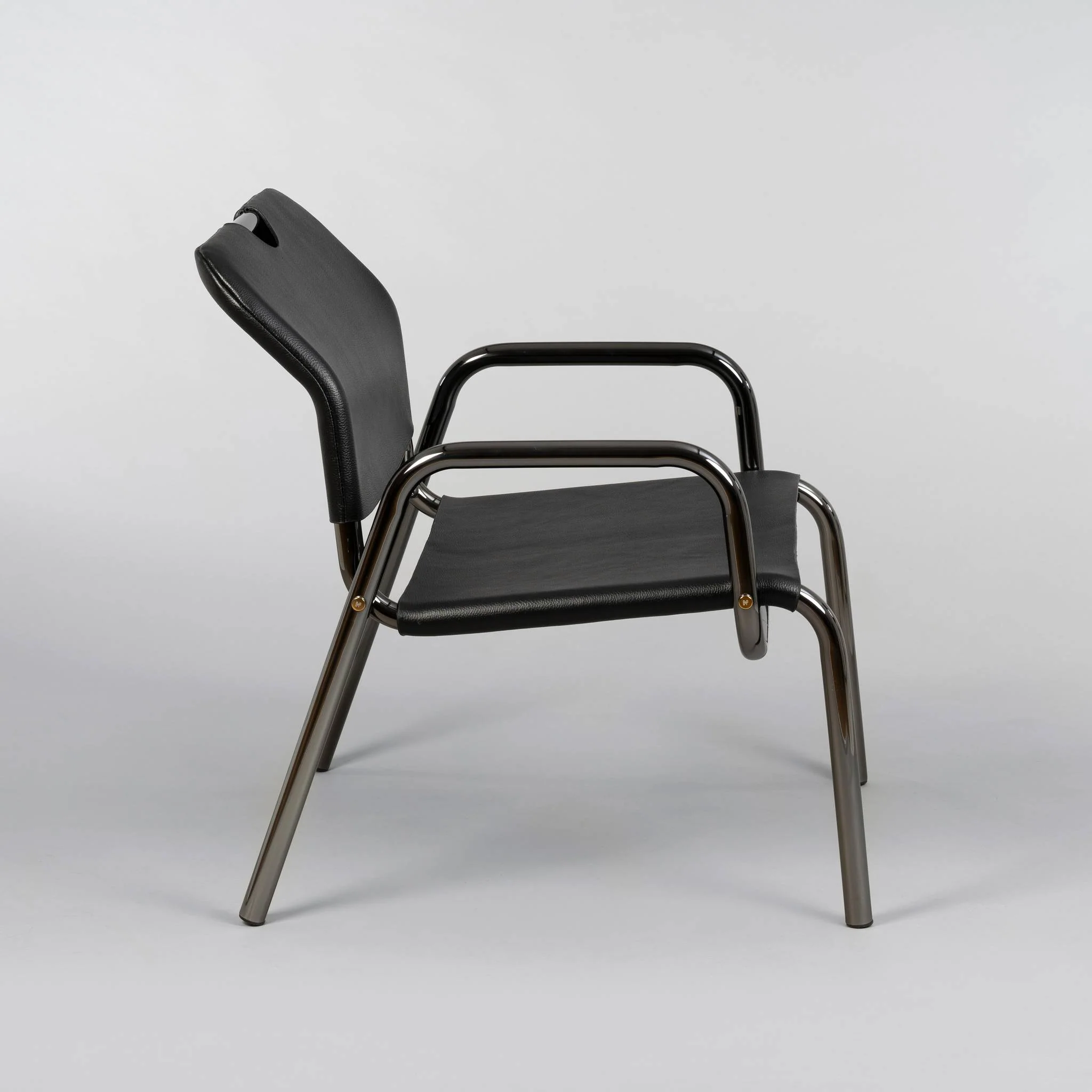 THE CHOPPER Lounge Chair dengan Rangka Black Chrome dan Kursi Kulit