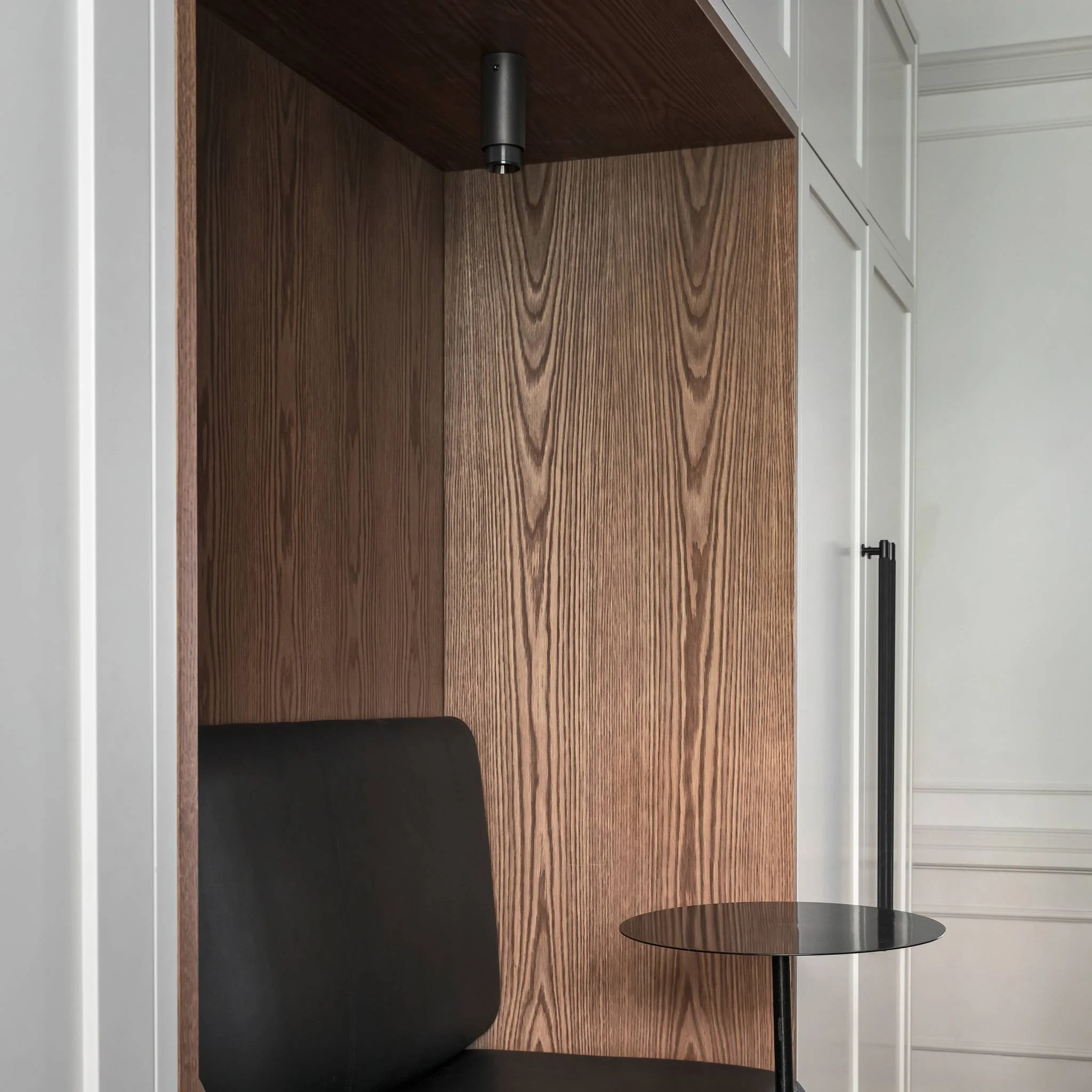 CLOSET Closet Bar in Black Anodised Metal with Cross Knurl