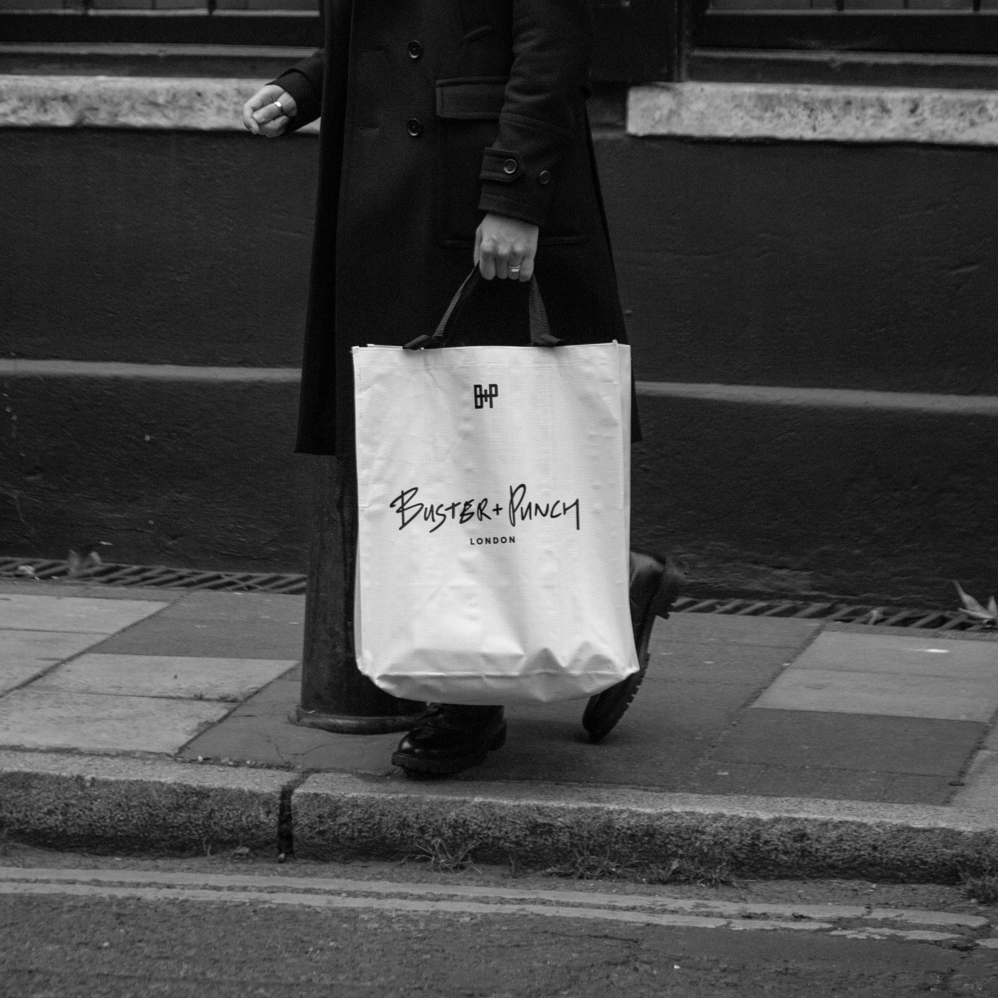 Stor laminert vevd bag B+P med svarte håndtak og London-logo