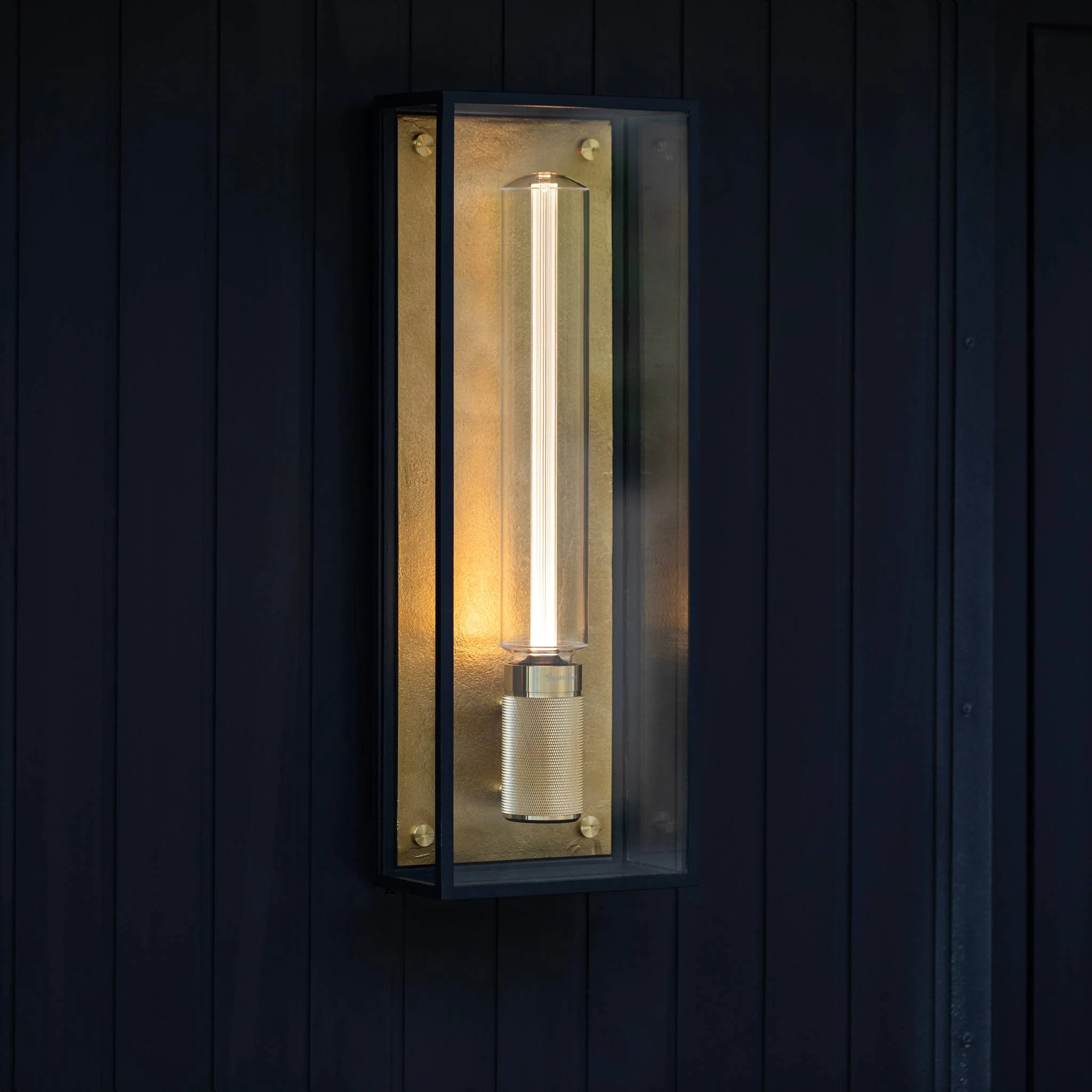 Caged Wet wandlamp Cross groot in zes metaalafwerkingen