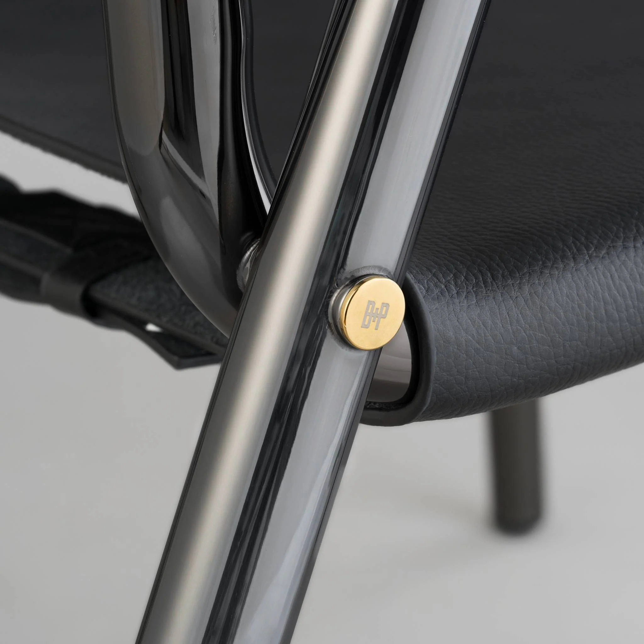 THE CHOPPER Lounge Chair dengan Rangka Black Chrome dan Kursi Kulit
