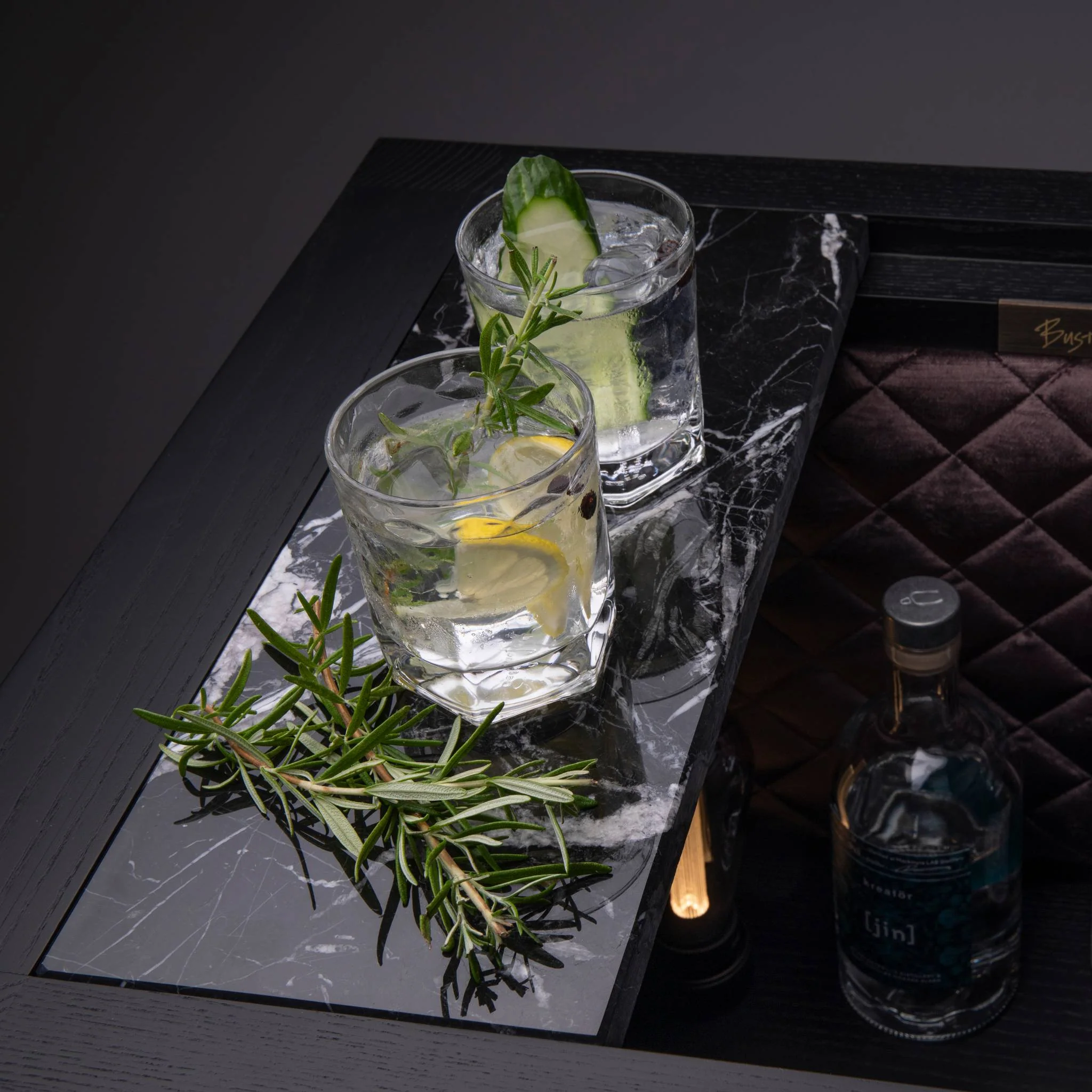 THE POPSTAR gin- en cocktailbar in zwart eiken, UK