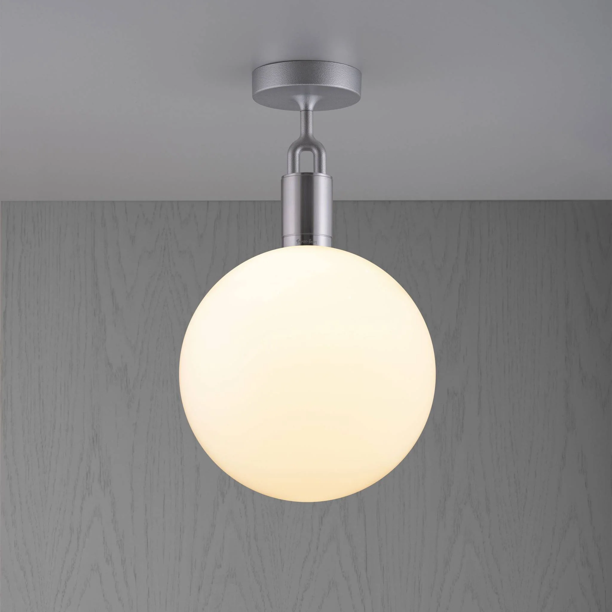 Plafonnier FORKED CEILING LINEAR avec grand globe opale
