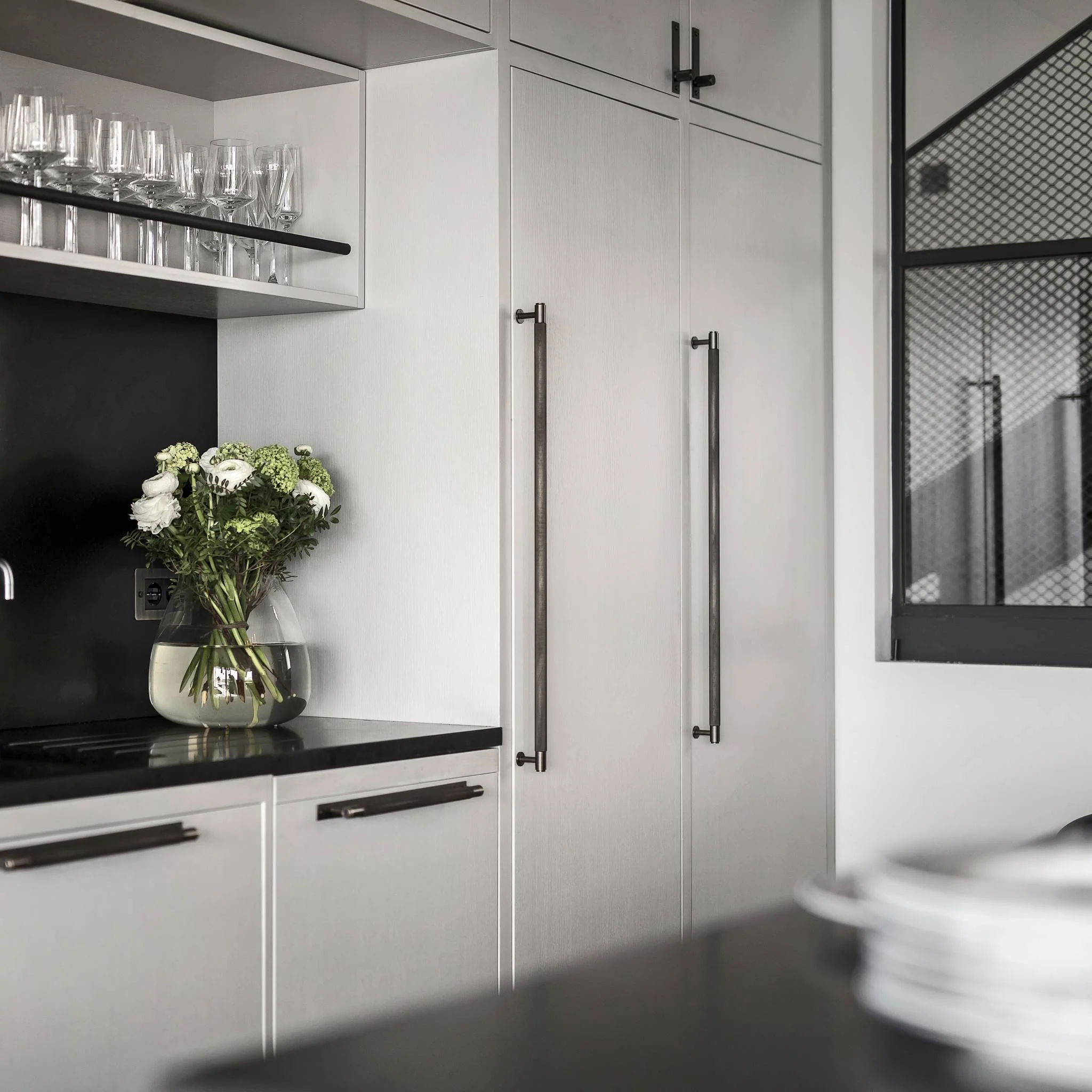 CLOSET Closet Bar in Black Anodised Metal with Cross Knurl