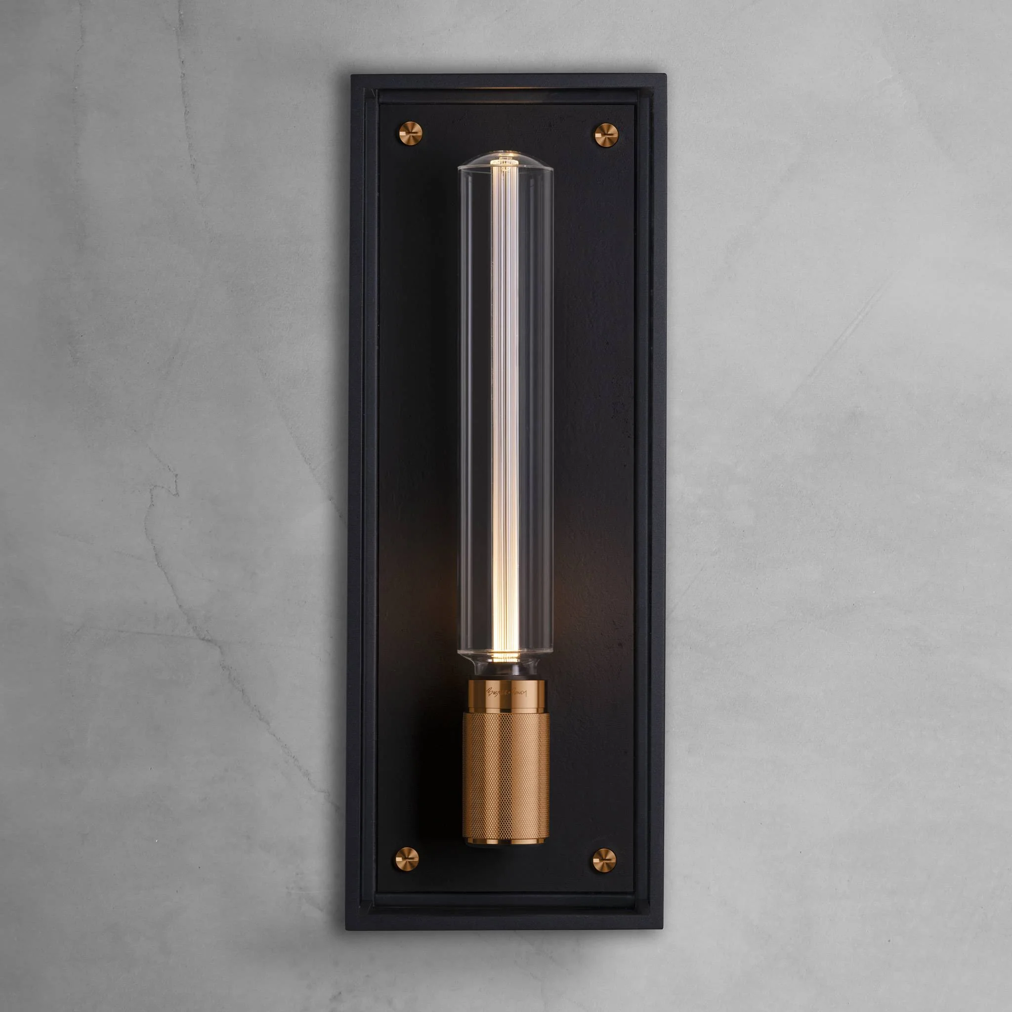Caged Wet wandlamp Cross groot in zes metaalafwerkingen