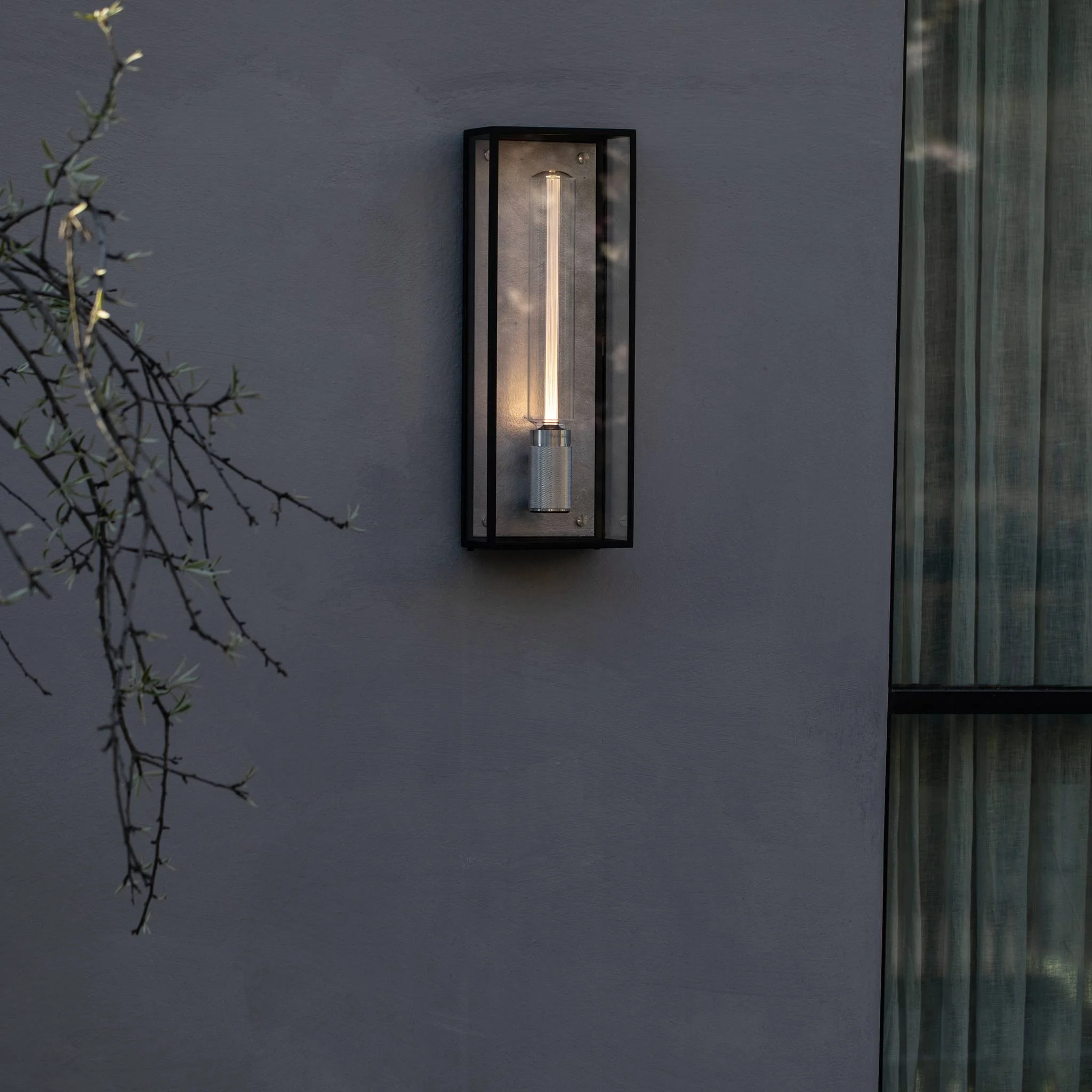 Caged Wet wandlamp Cross groot in zes metaalafwerkingen