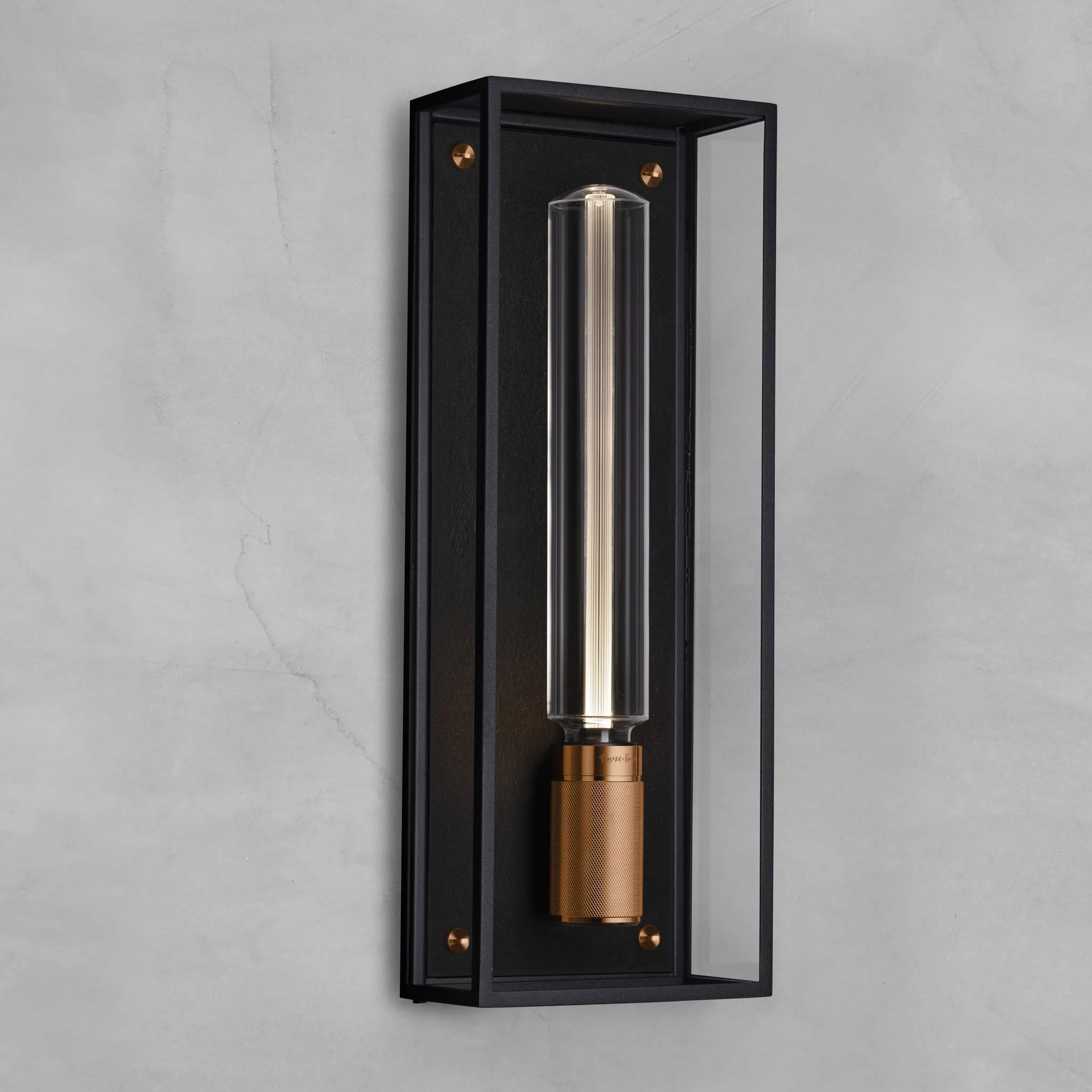 Caged Wet wandlamp Cross groot in zes metaalafwerkingen