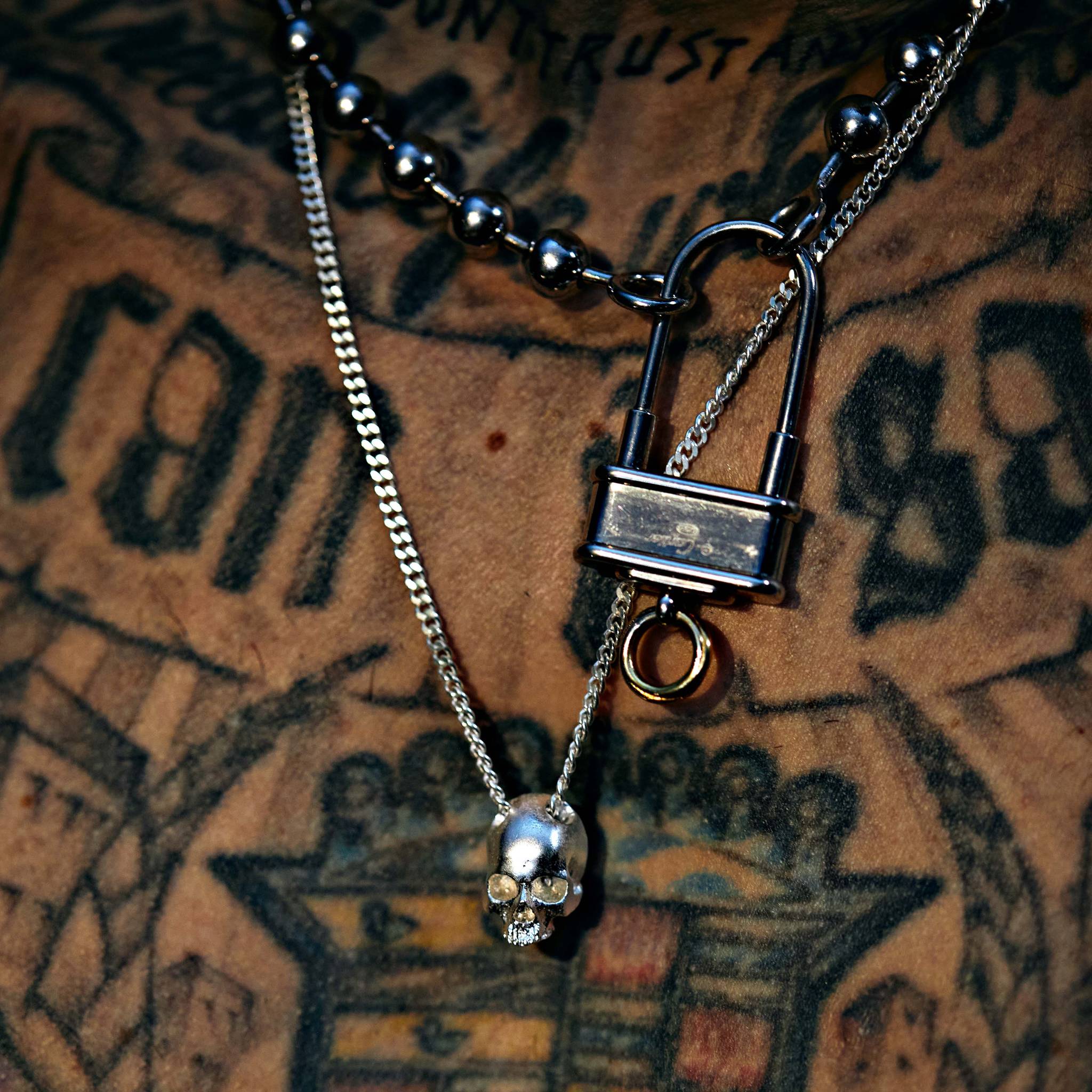 Skull NECKLACE / TRAVIS BARKER Metallguss-Halskette mit Kette