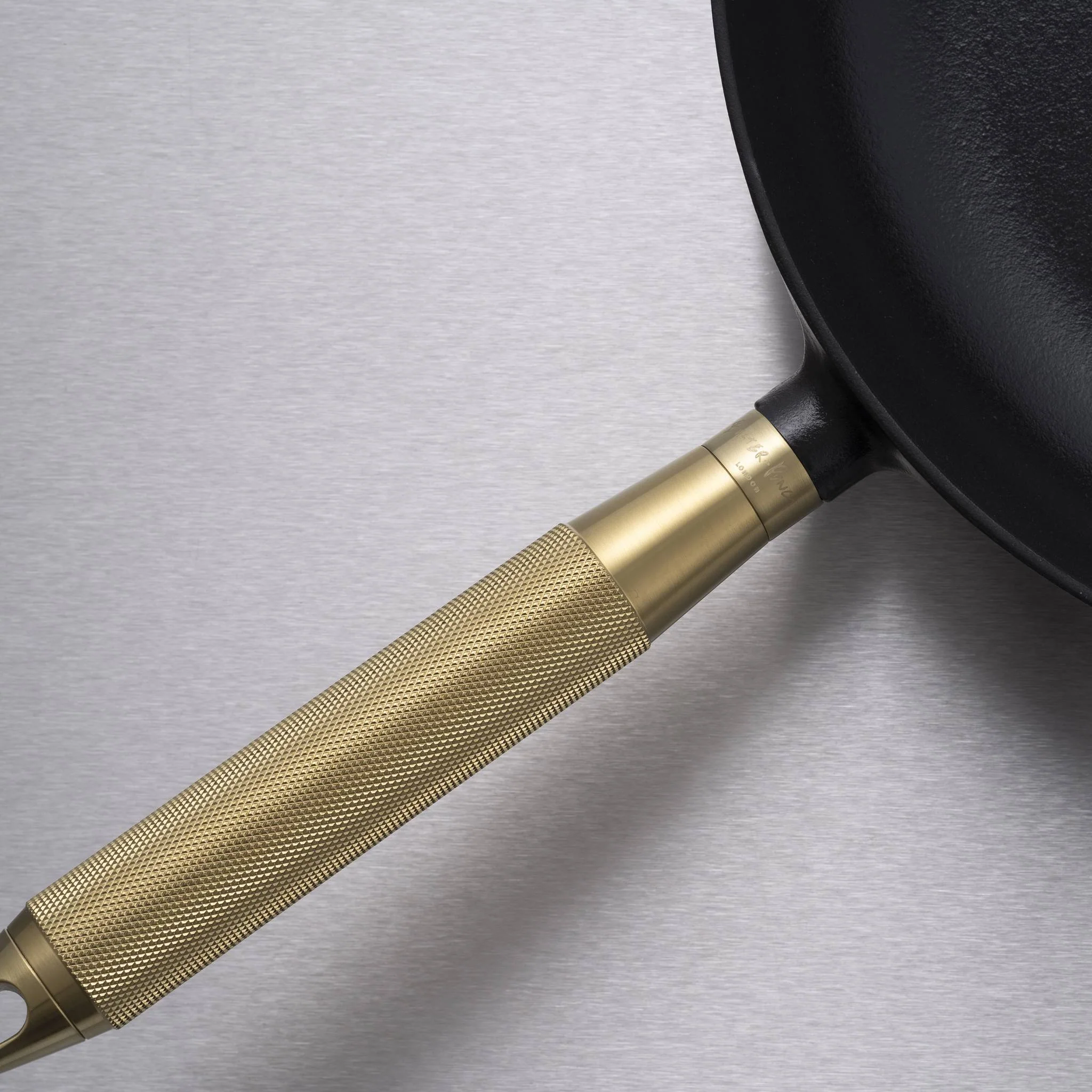 Staub 28cm 무쇠 크로스 너얼드 핸들 프라이팬