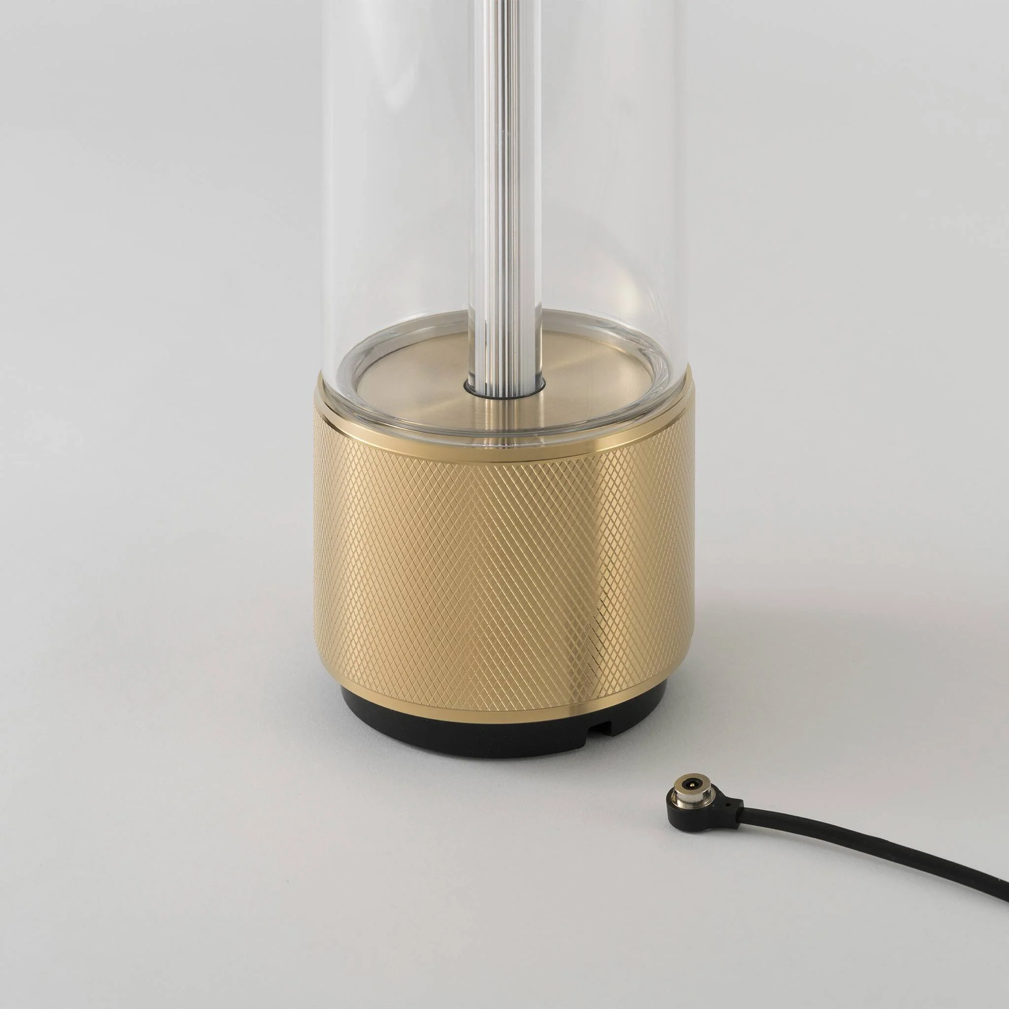 TAKEOUT PORTABLE Portable Table Light in Brass or Steel