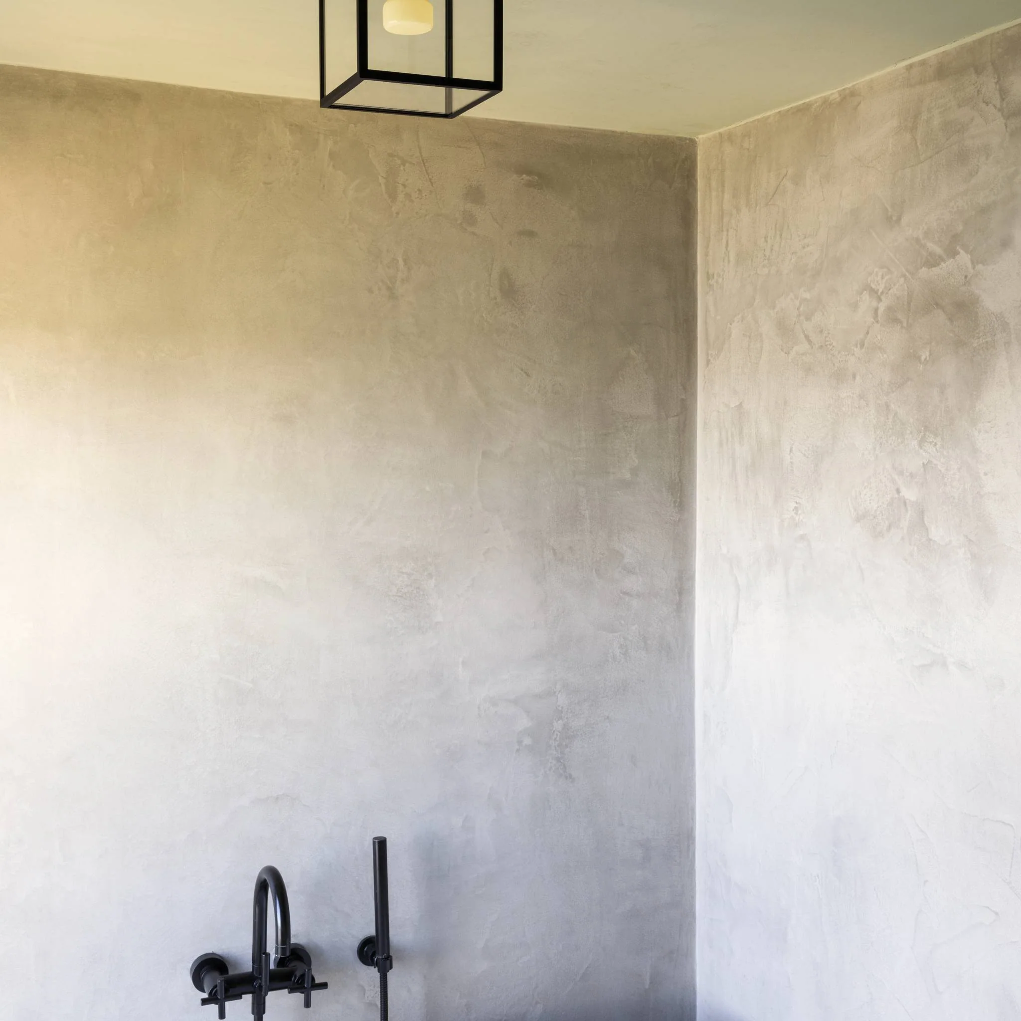 CAGED WET / CEILING / CROSS / SMALL Matt svart takpendel