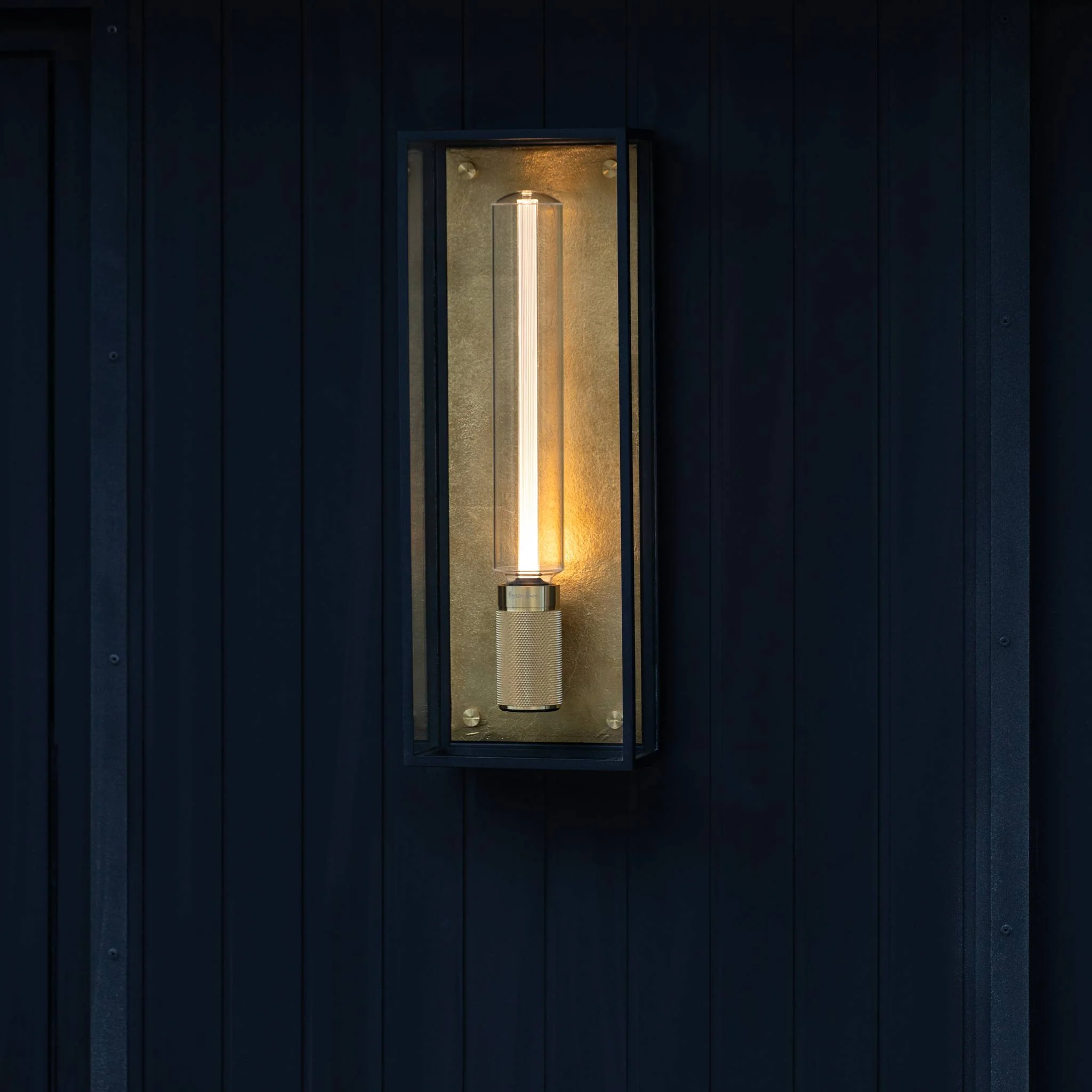 Caged Wet wandlamp Cross groot in zes metaalafwerkingen