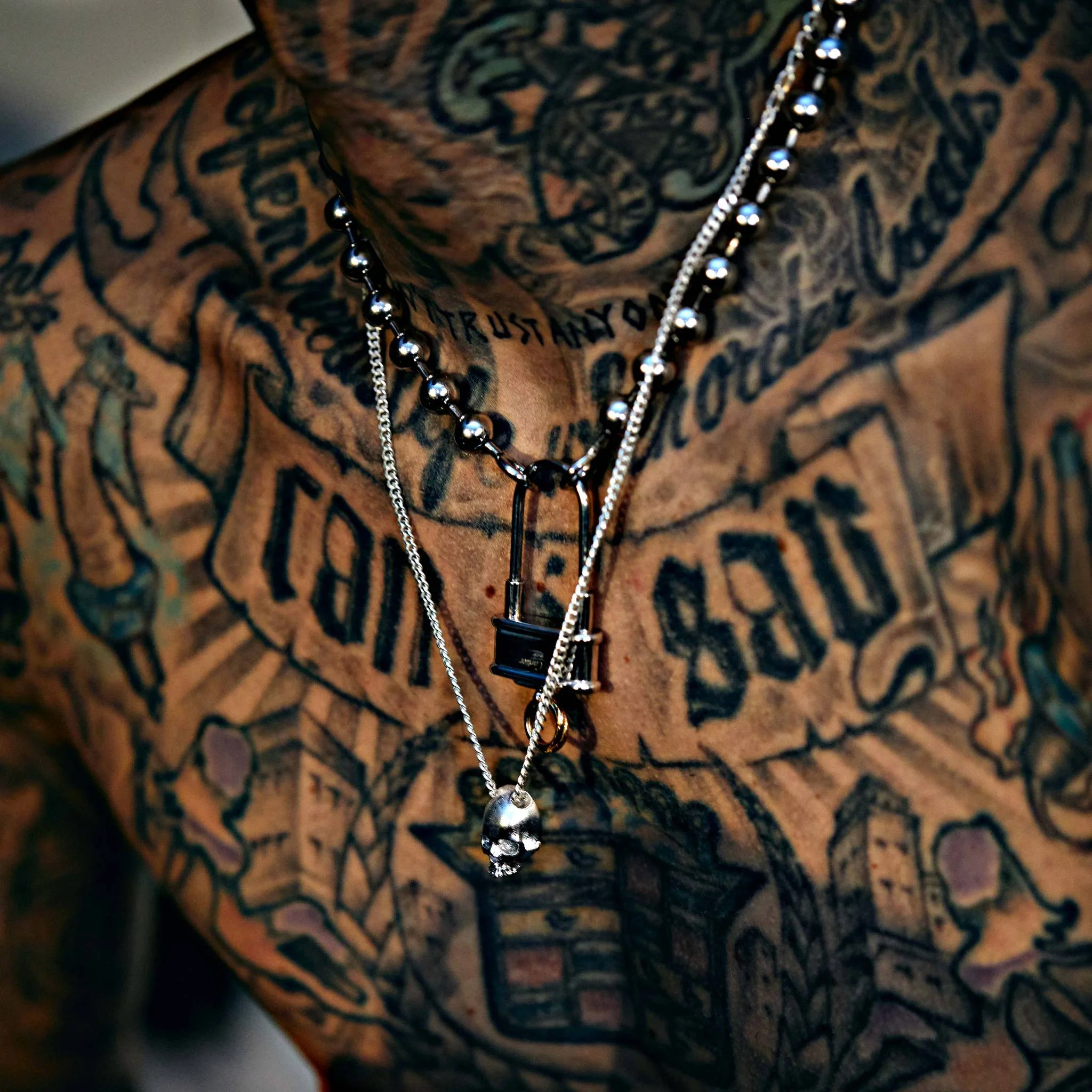 Skull NECKLACE / TRAVIS BARKER Metallguss-Halskette mit Kette