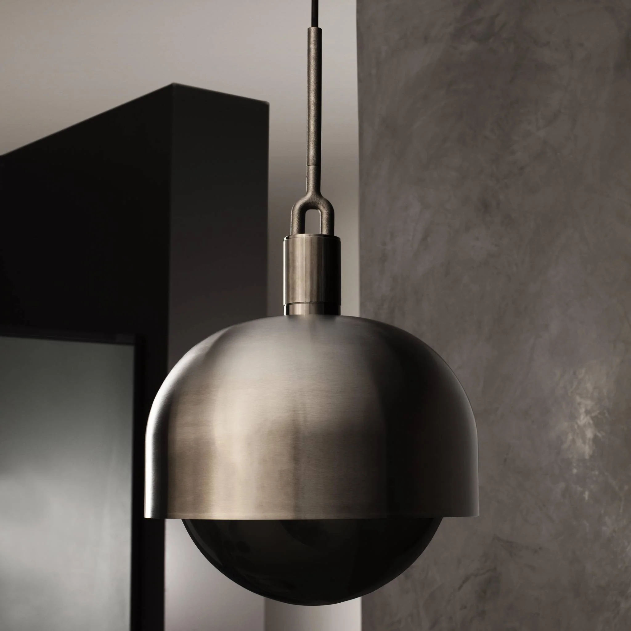 FORKED PENDANT LINEAR Pendelleuchte mit rauchglasfarbenem Glaskugelschirm in SMOKED MEDIUM