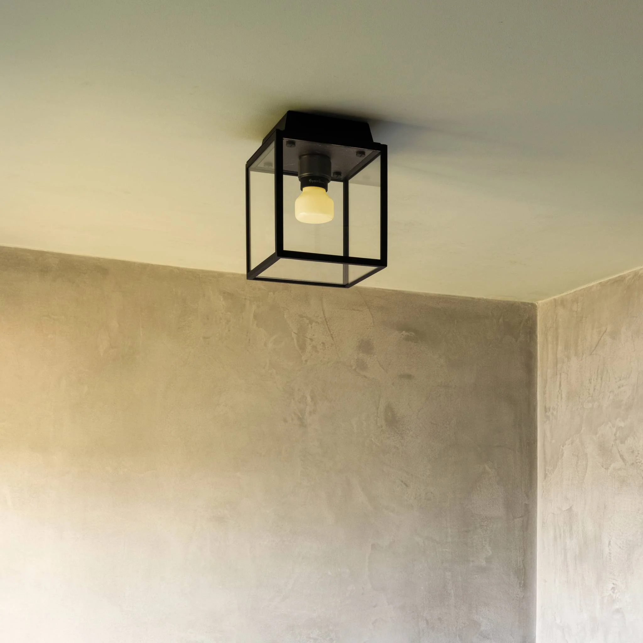 CAGED WET / CEILING / CROSS / SMALL Matt svart takpendel