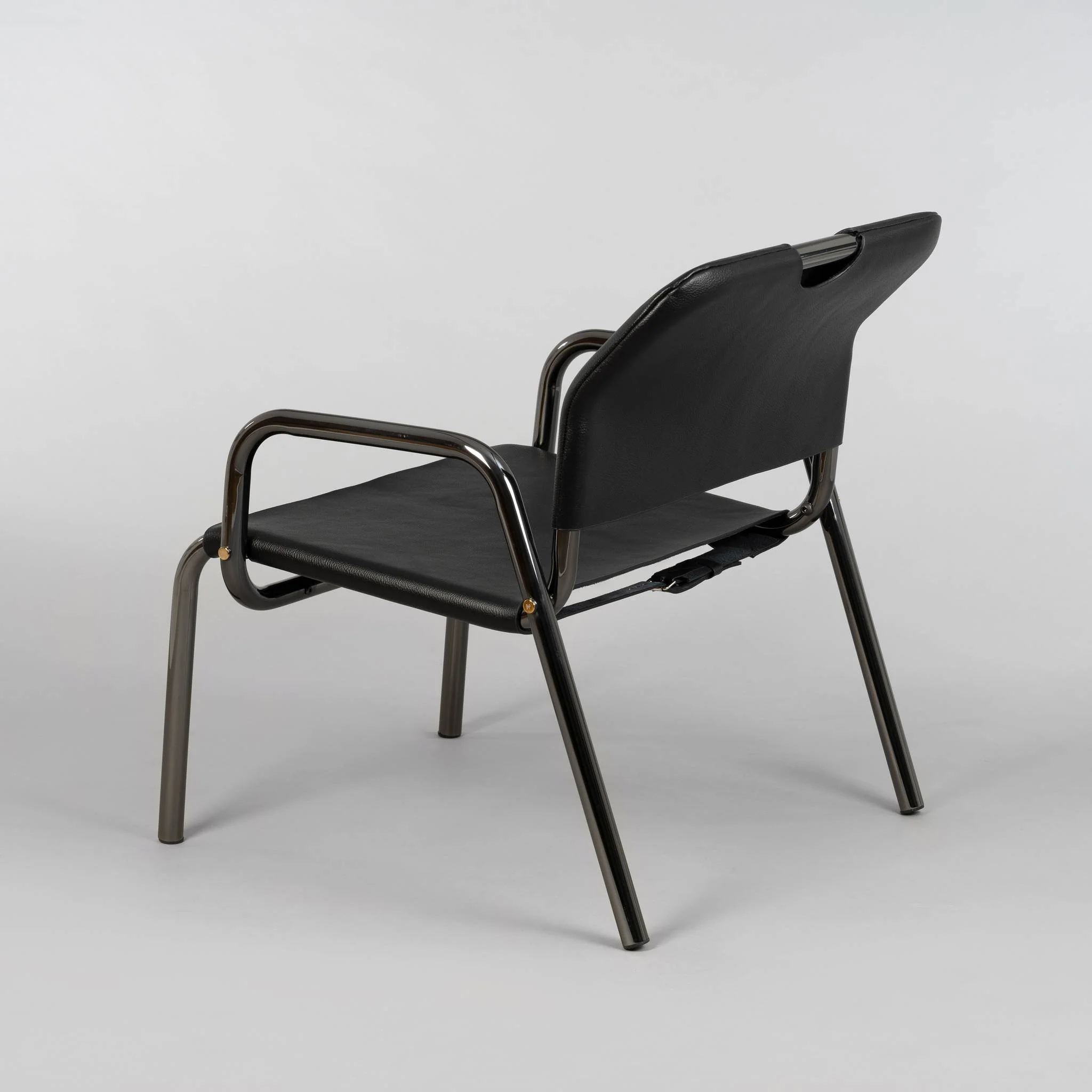 THE CHOPPER Lounge Chair dengan Rangka Black Chrome dan Kursi Kulit