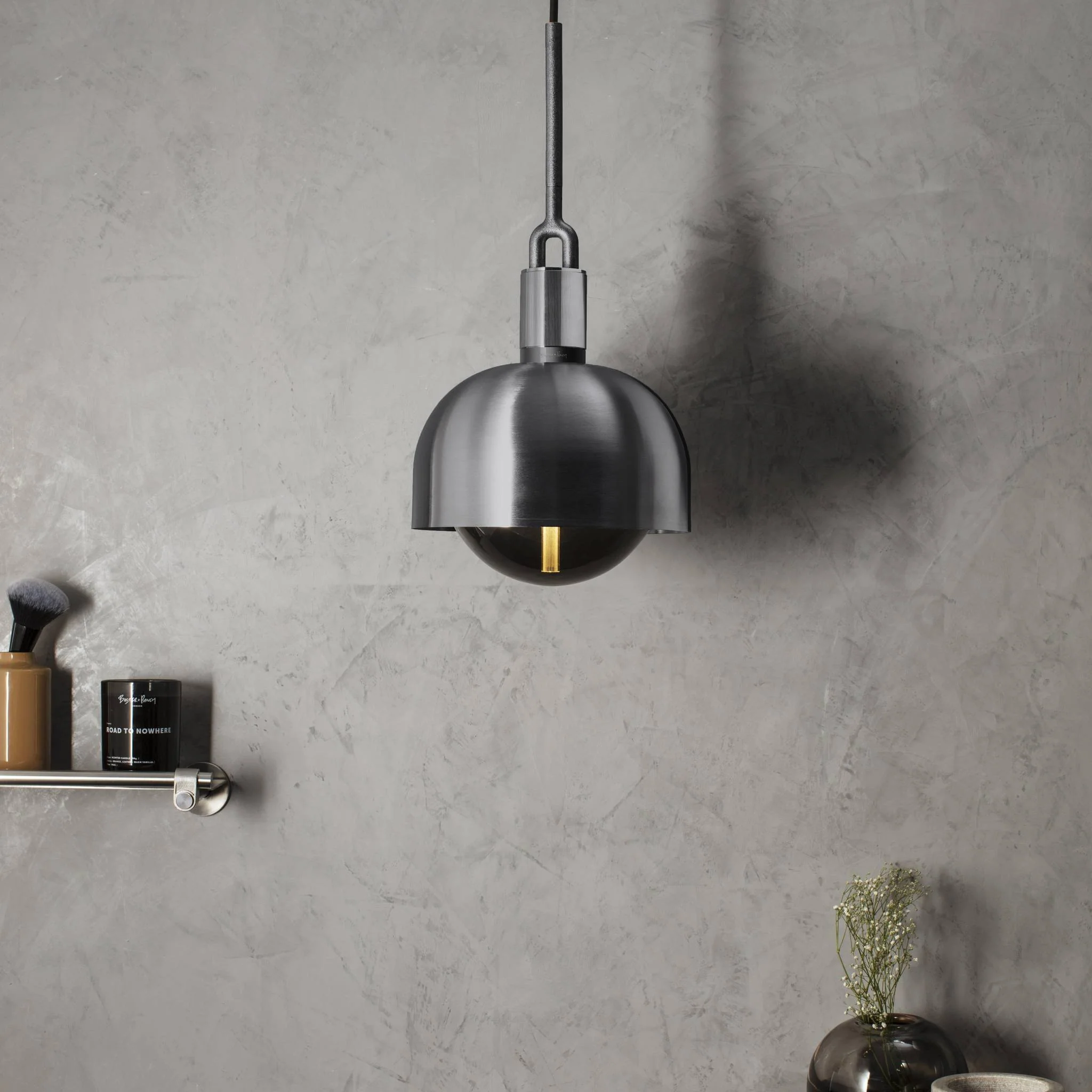 FORKED PENDANT LINEAR Pendelleuchte mit rauchglasfarbenem Glaskugelschirm in SMOKED MEDIUM