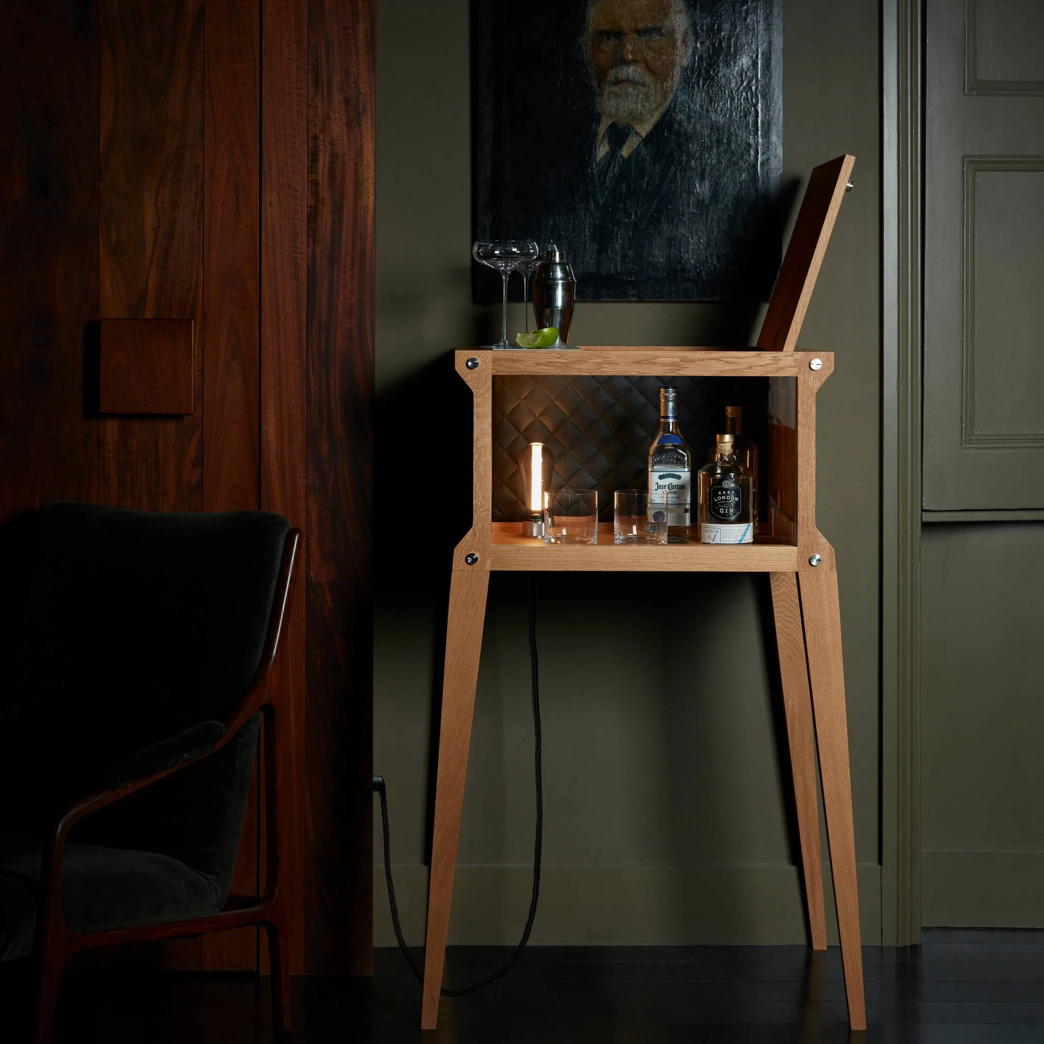 THE POPSTAR gin- en cocktailbar in zwart eiken, UK